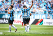 Cristaldo comemorando gol do Grêmio contra São Luiz