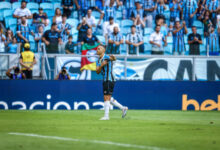 Braithwaite dançando no gol do Grêmio