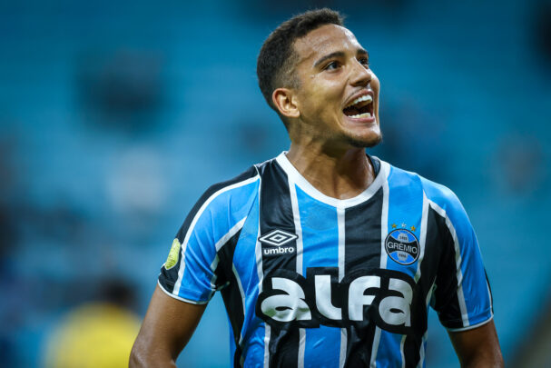 Zagueiro Gustavo Martins em partida do Grêmio com o novo patrocinador do clube, a Alfa.bet