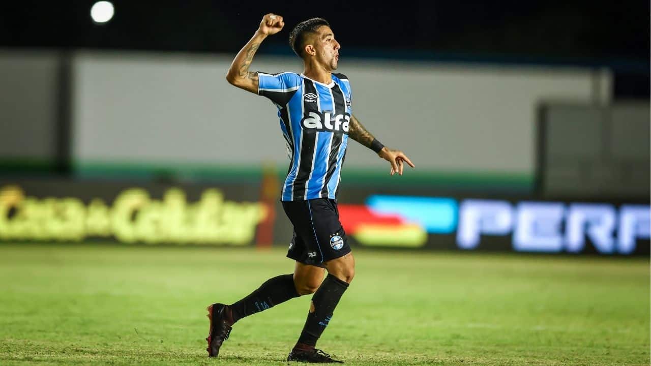 Cristian Olivera comemorando o seu gol pelo Grêmio contra o São Raimundo, de Roraima, na primeira fase da Copa do Brasil 2025