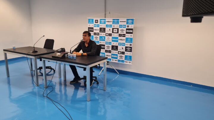 Técnico Gustavo Quinteros, na sala de imprensa da Arena após o GreNal 444