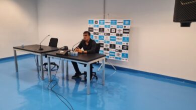 Técnico Gustavo Quinteros, na sala de imprensa da Arena após o GreNal 444