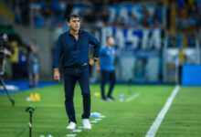 Técnico Gustavo Quinteros na partida do Grêmio contra o Pelotas