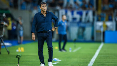 Técnico Gustavo Quinteros na partida do Grêmio contra o Pelotas