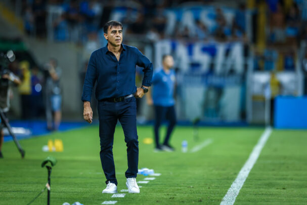 Técnico Gustavo Quinteros na partida do Grêmio contra o Pelotas