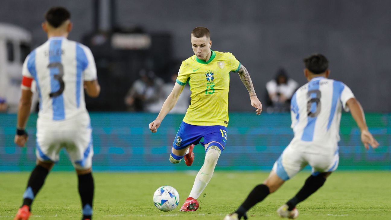 Lateral do Grêmio Igor Serrote com a camisa do Brasil