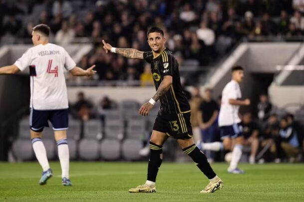 Cristian Olivera em campo pelo Los Angeles FC, dos Estados Unidos