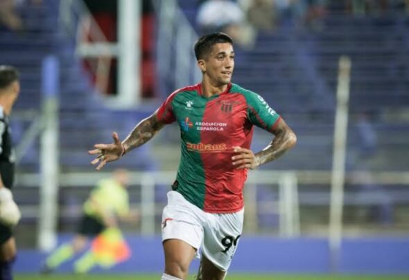 Cristian Olivera em campo pelo Boston River, do Uruguai