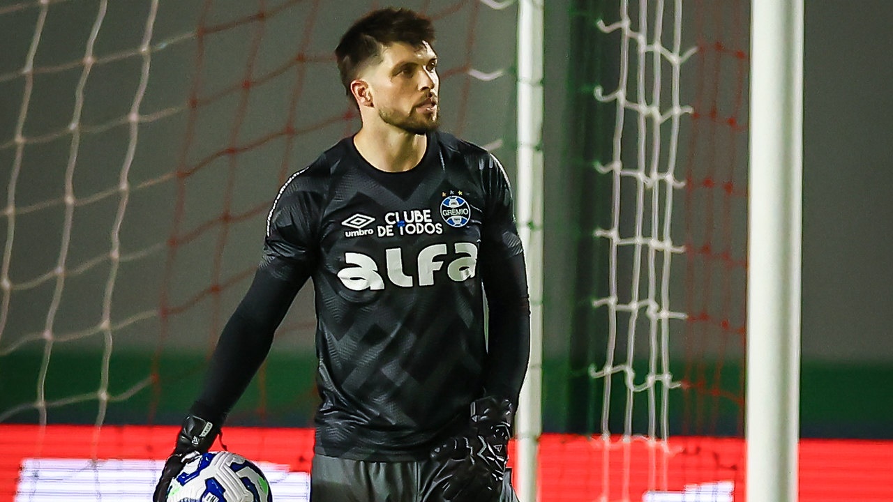 Goleiro Tiago Volpi, destaque do Grêmio na Copa do Brasil