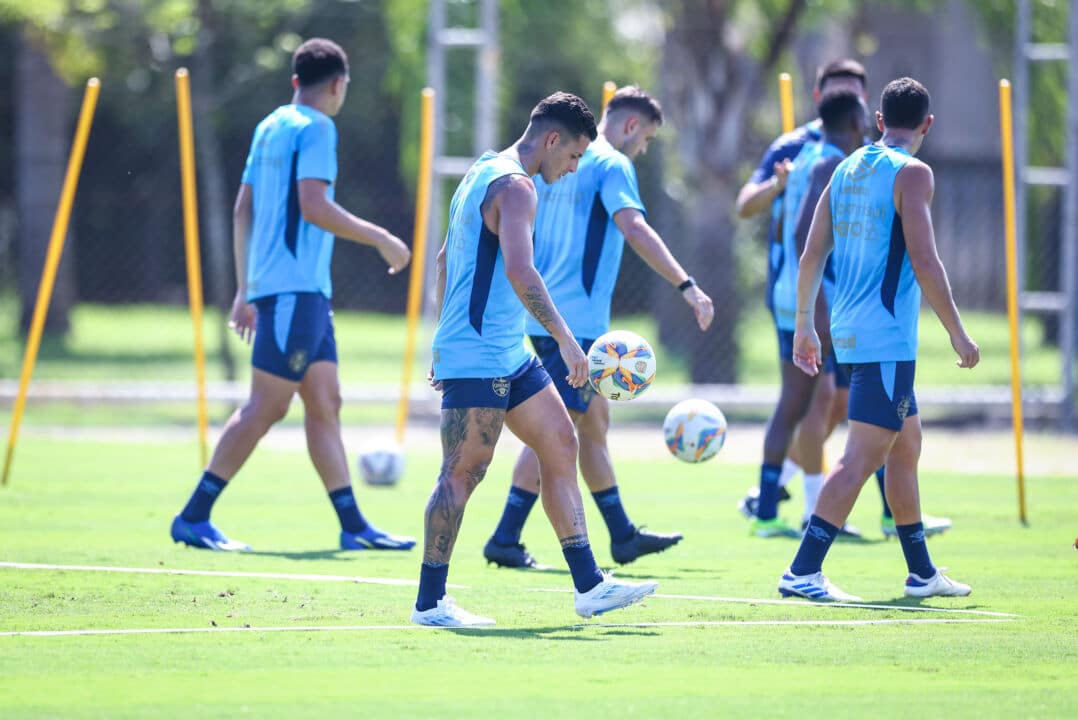 Pavón no treino do Grêmio no CT Luiz Carvalho