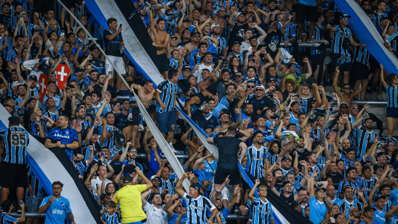 Revolta da torcida gremista: lance polêmico no GreNal 445 causou repercussão.