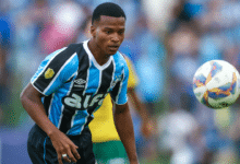 Volante Kaick do Grêmio contra o Ypiranga