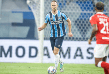 Zagueiro do Grêmio Rodrigo Ely, no Grenal