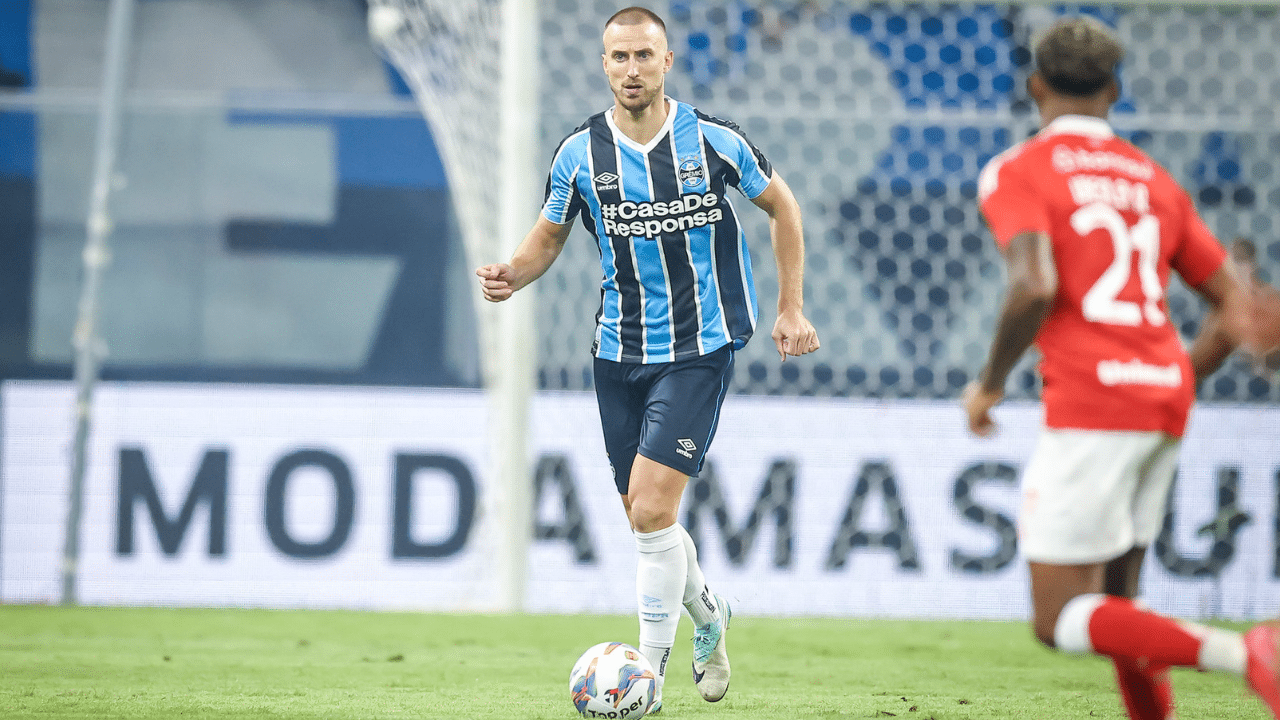 Zagueiro do Grêmio Rodrigo Ely, no Grenal