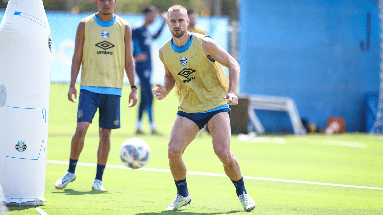 Rodrigo Ely no treino do Grêmio