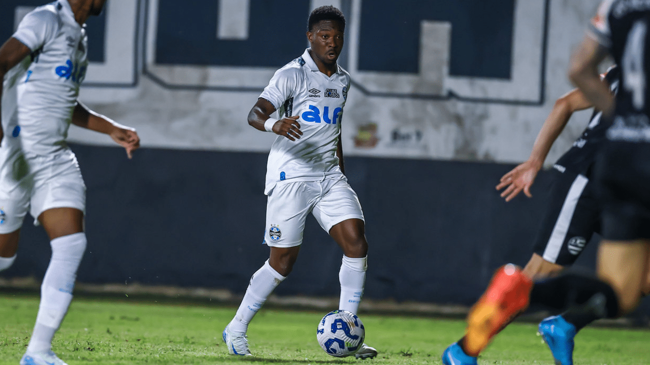 Publicação de Amuzu acalma torcida do Grêmio após polêmicas recentes.