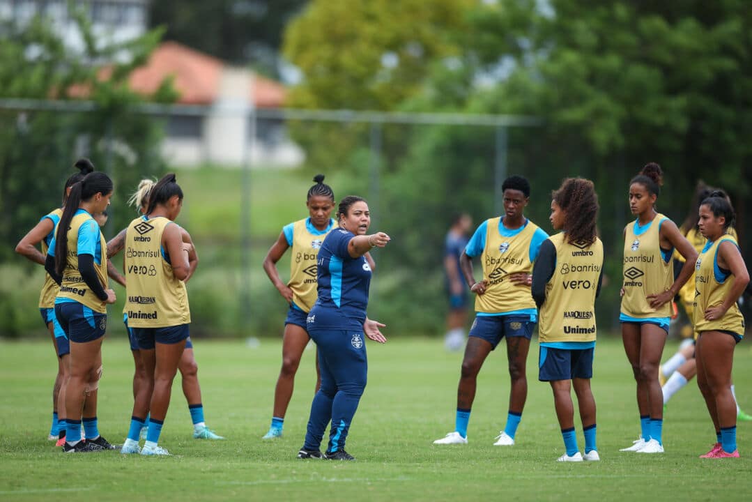 Gurias do Grêmio treinando, sob a orientação da técnica Thaissan Passos