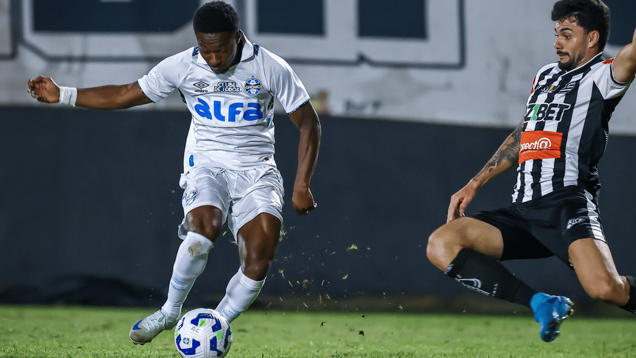 Semana GreNal: a foto mostra Amuzu em campo pelo Grêmio  contra o Athletic, na Copa do Brasil