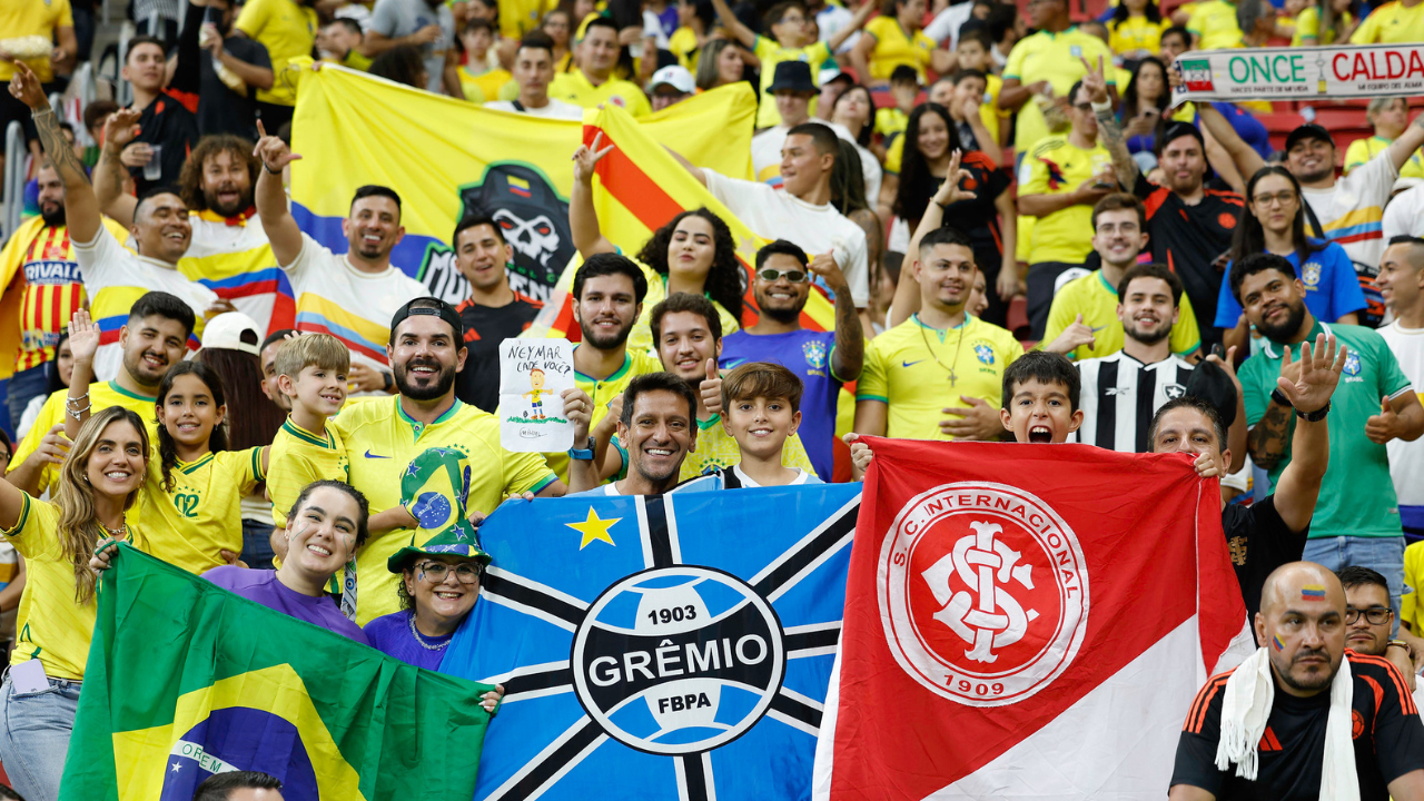 Bandeira do Grêmio no jogo do Brasil contra Colômbia - Eliminatórias da Copa do Mundo de 2026