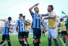 Gustavo Martins comemorando o seu gol em Juventude x Grêmio