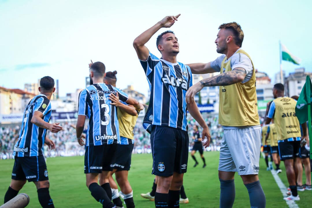 Gustavo Martins comemorando o seu gol em Juventude x Grêmio