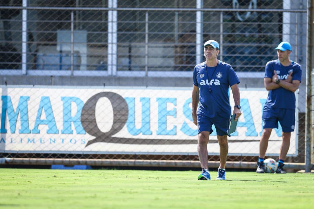 Técnico Gustavo Quinteros no treino do Grêmio desta quinta-feira, 6 de março