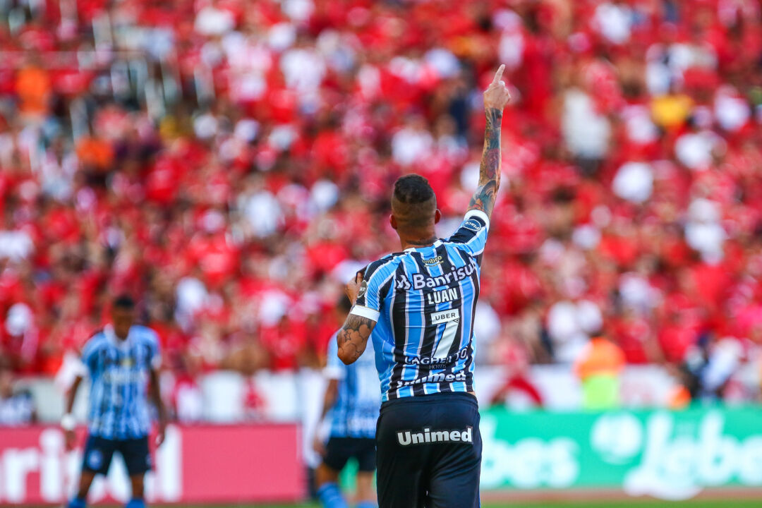 Luan em campo pelo Grêmio, no GreNal da primeira fase do Gauchão 2018