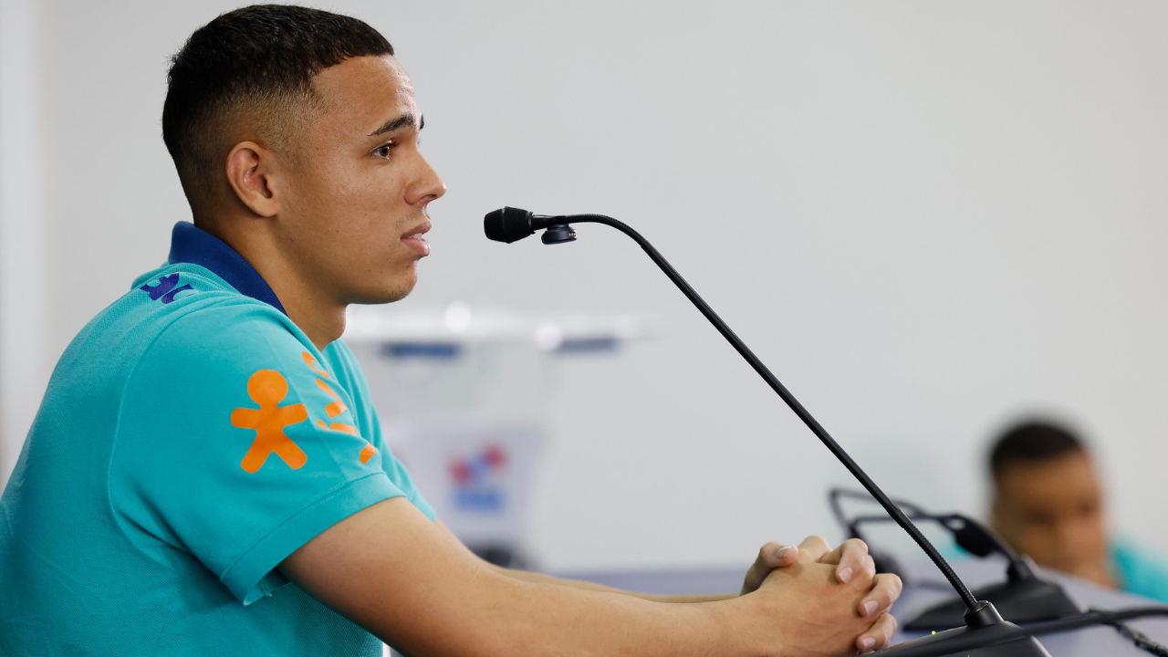 Vanderson ex-Grêmio em coletiva da Seleção Brasileira