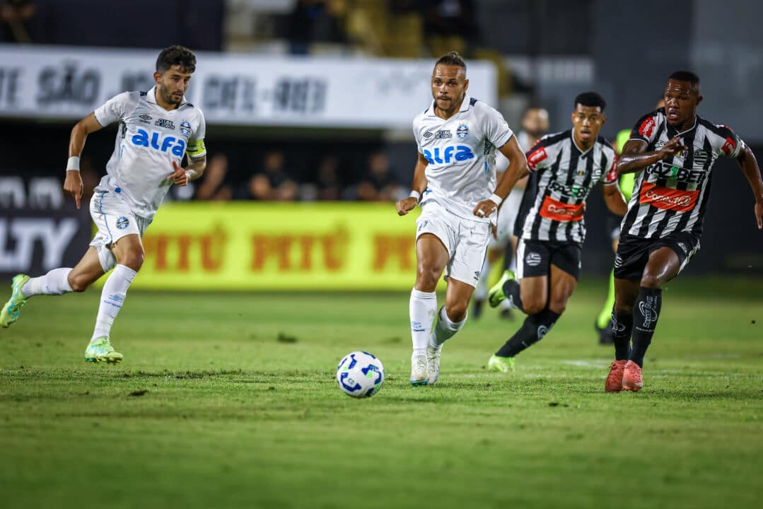 Momento do jogo entre Athletic x Grêmio, com Braithwaite no primeiro plano