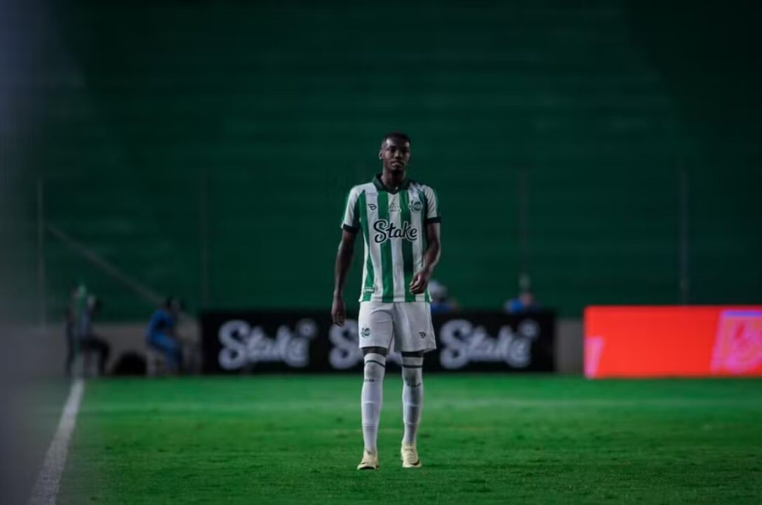 Zagueiro Abner, em campo pelo Juventude