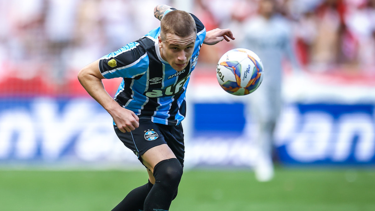 Lateral Igor Serrote, do Grêmio, no Grenal