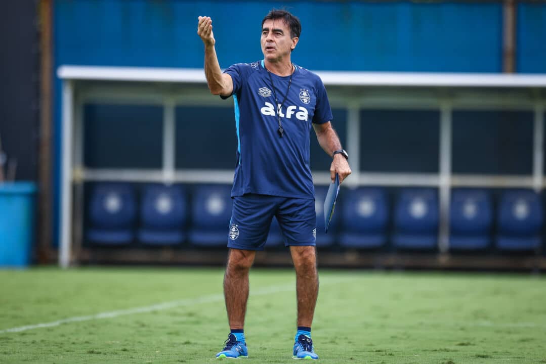 Gustavo Quinteros treinando o Grêmio no CT nesta terça-feira, 11 de março