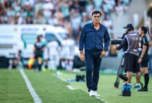 A foto mostra o técnico Gustavo Quinteros na beira do campo em Juventude x Grêmio