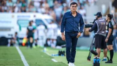 A foto mostra o técnico Gustavo Quinteros na beira do campo em Juventude x Grêmio