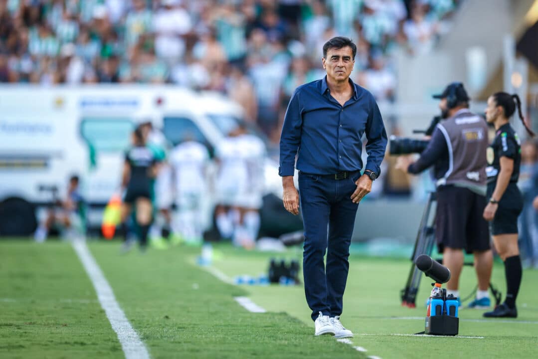 Semana GreNal: a foto mostra o técnico Gustavo Quinteros na beira do campo em Juventude x Grêmio