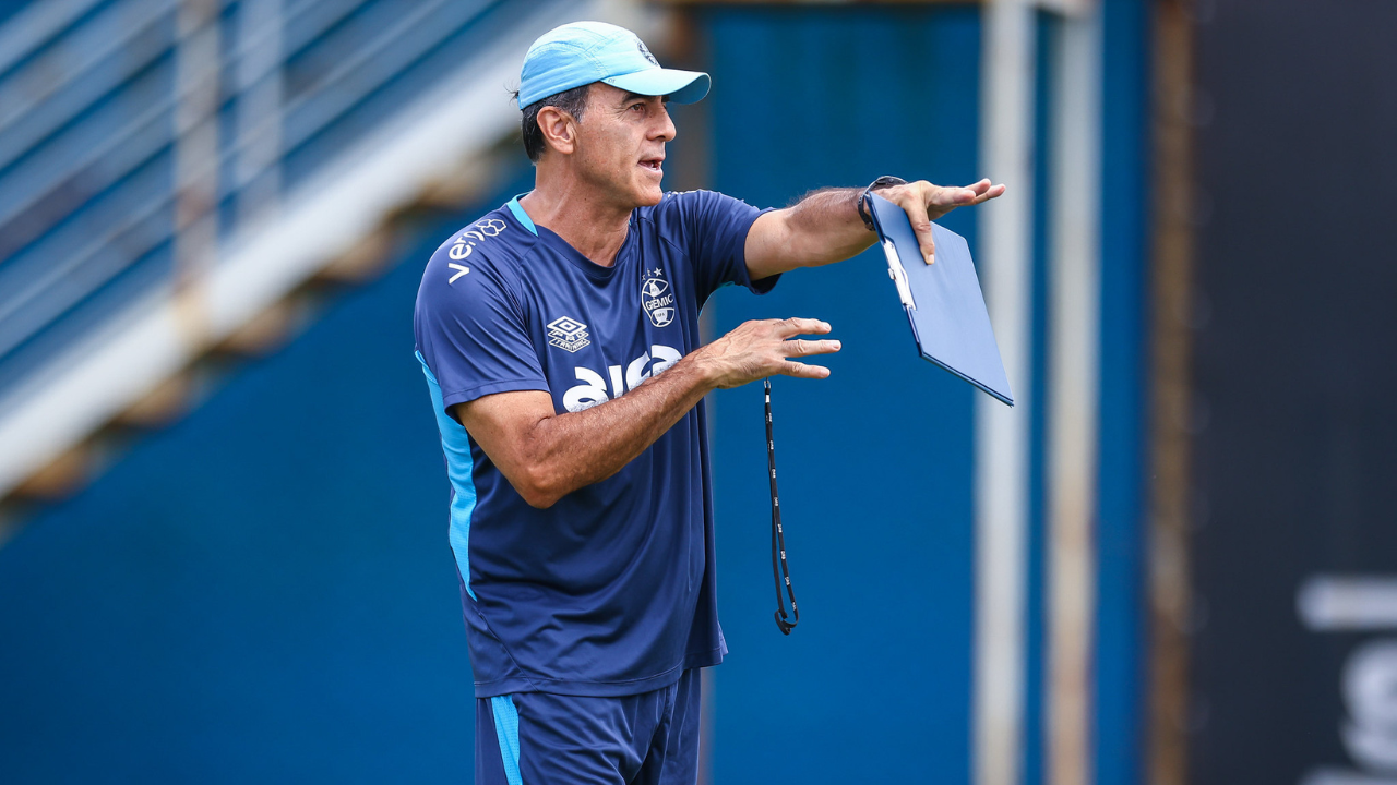 Quinteros intensifica treinamento de finalização no retorno do Grêmio