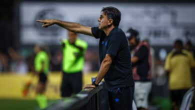 Gustavo Quinteros na beira do campo em Athletic x Grêmio