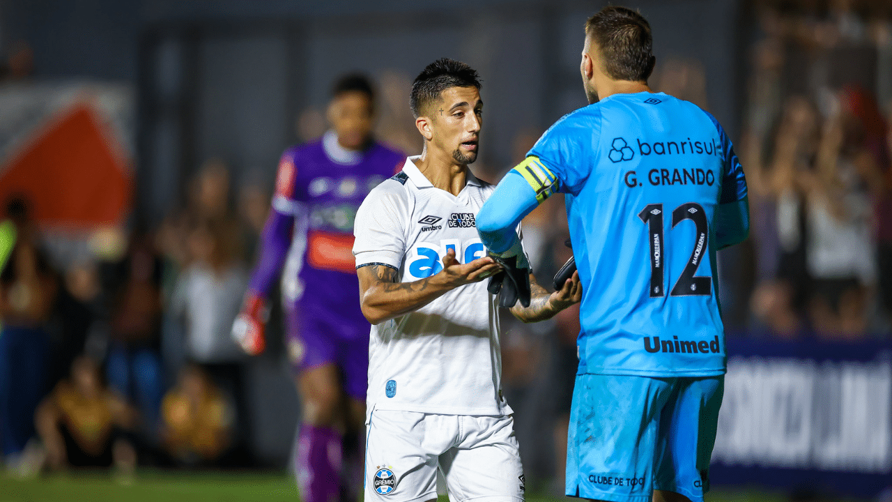 Gabriel Grando e Cristian Olivera nos pênaltis contra o Athletic