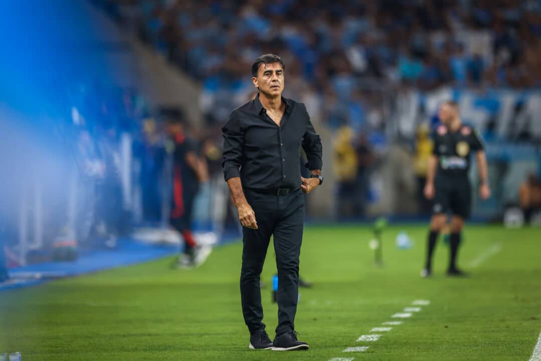 Técnico Gustavo Quinteros na beira do campo no GreNal 444