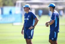 Semana GreNal: a foto mostra o técnico Gustavo Quinteros e auxiliar no treino do Grêmio nesta terça-feira, 4 de março de 2025.