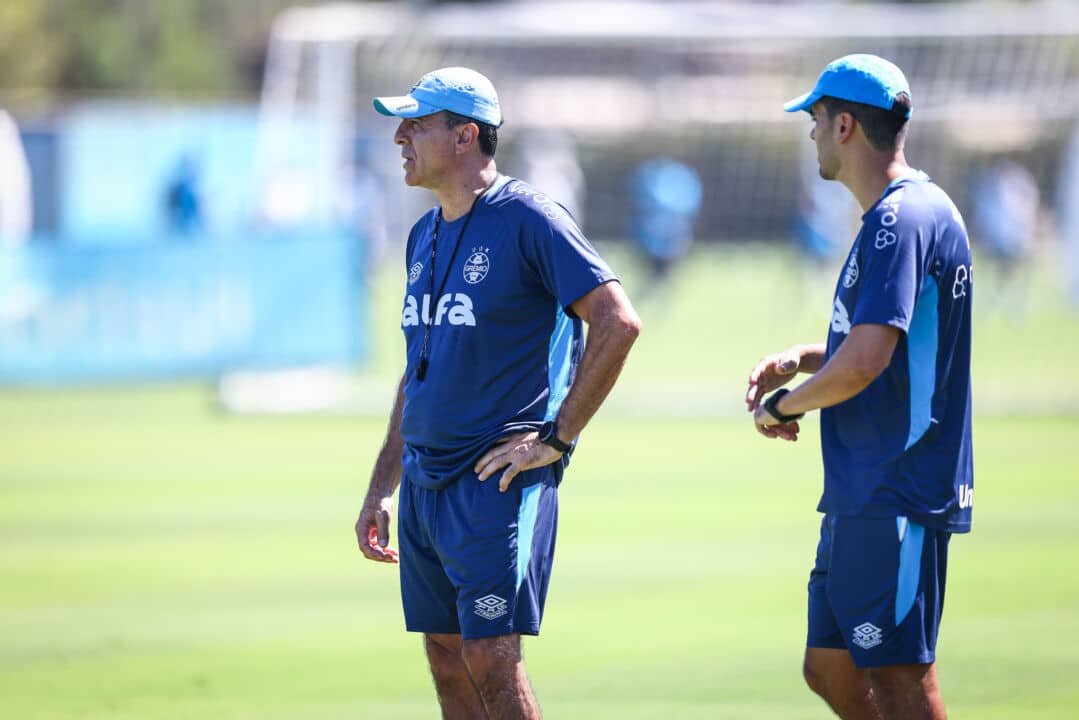 Semana GreNal: a foto mostra o técnico Gustavo Quinteros e auxiliar no treino do Grêmio nesta terça-feira, 4 de março de 2025.