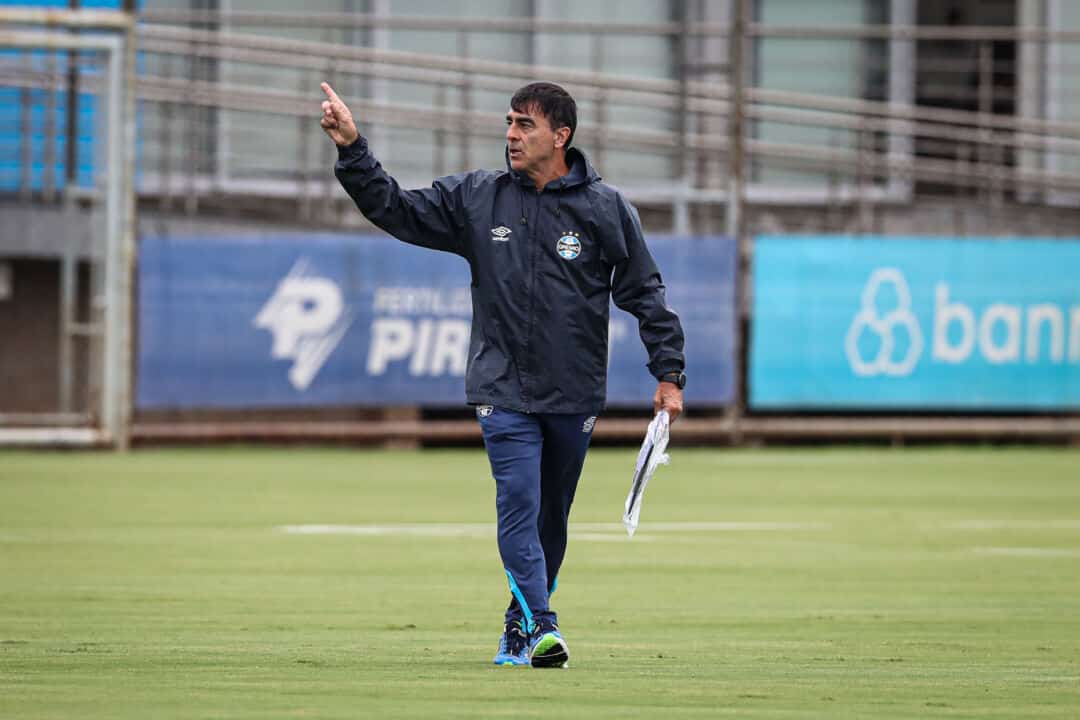 Semana GreNal: a foto mostra o técnico Gustavo Quinteros treinando a equipe no CT do Grêmio