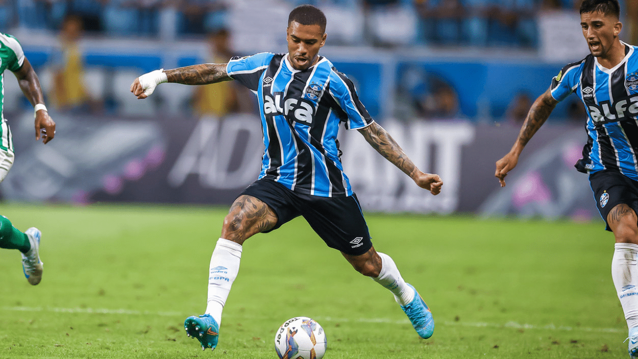 Lateral Lucas Esteves do Grêmio - GreNal 445