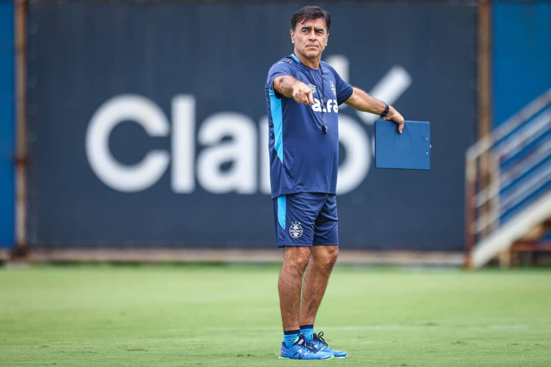 Semana GreNal: a foto mostra o técnico Gustavo Quinteros comandando um treino do Grêmio no CT