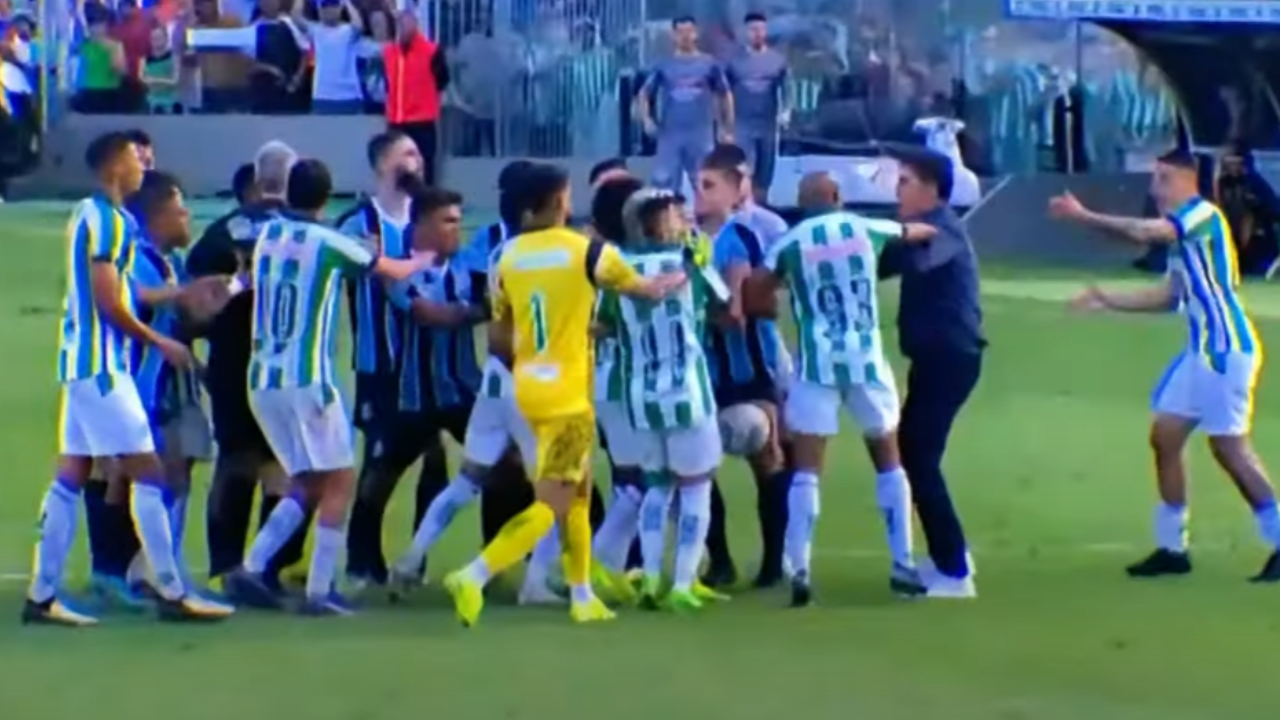 Gustavo Quinteros do Grêmio em confusão no jogo contra o Juventude