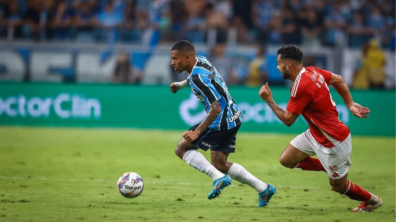 Lateral do Grêmio reage a questionamento de repórter após GreNal: pergunta inadequada