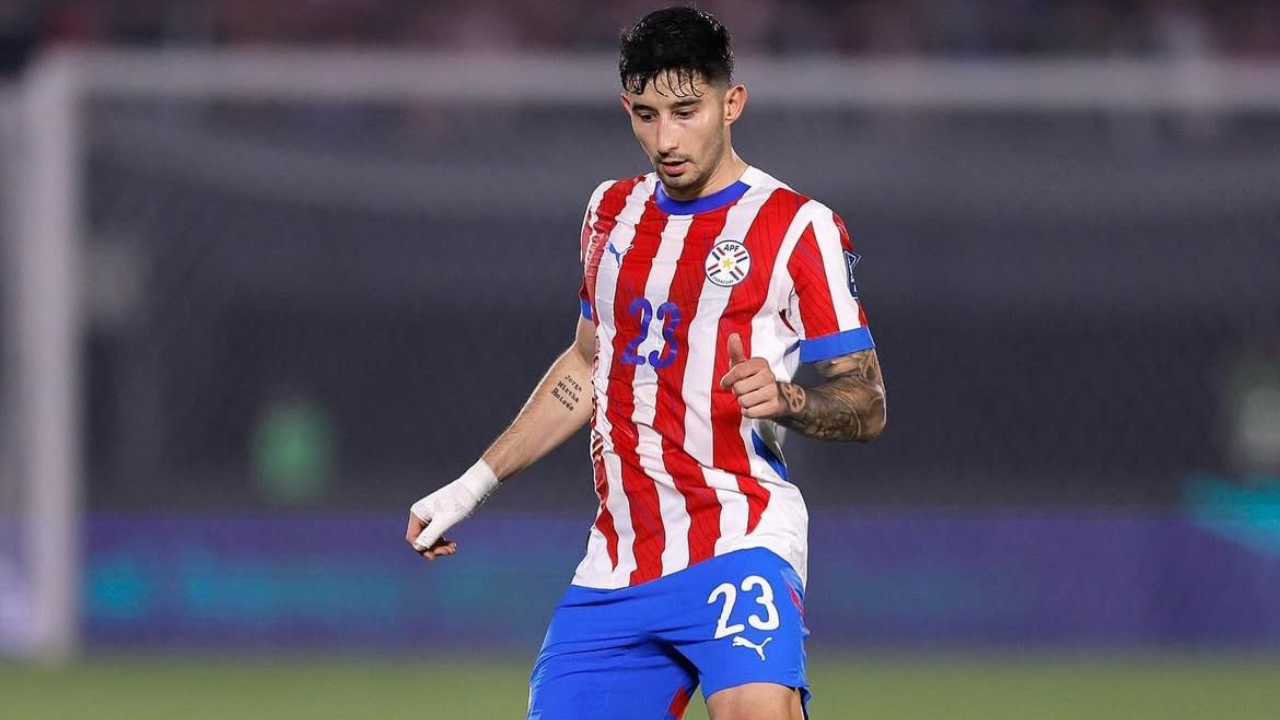 Volante Villasanti, jogando pela seleção do Paraguai