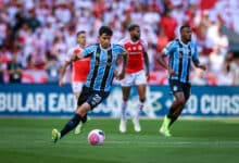 Mathías Villasanti em campo pelo Grêmio no GreNal 443