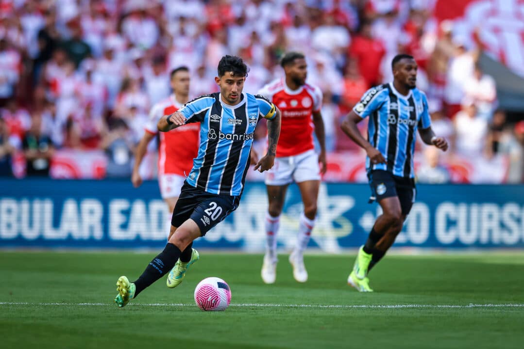 Mathías Villasanti em campo pelo Grêmio no GreNal 443