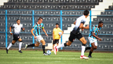 Jogadores do Grêmio em campo contra o Corinthians pelo Brasileirão Sub-20, nesta quarta-feira, 19 de março